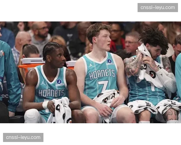 活塞挡拆防守出现漏洞，魔术后卫突破分球制造机会